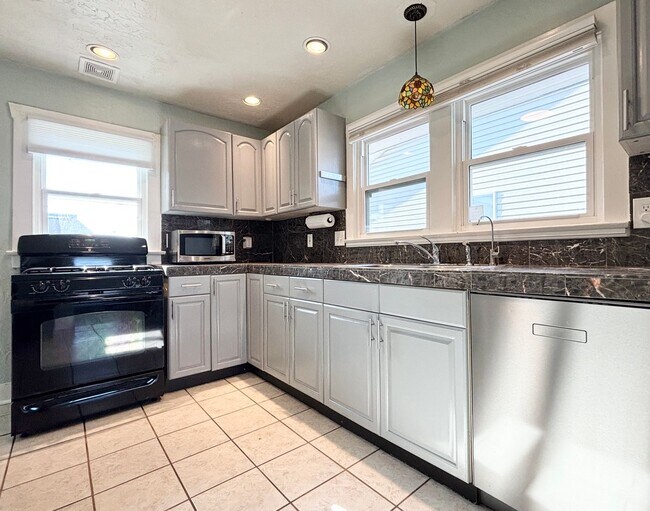 Building Photo - Charming Home in Salt Lake City!