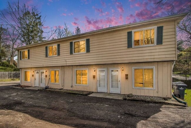 Building Photo - 2-Bed/1-Bath Town House, 850 sq. ft. - Ask...