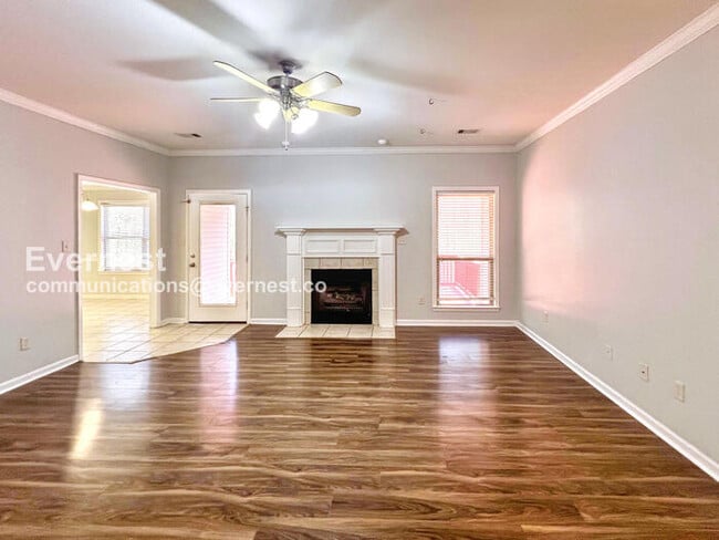 Building Photo - 3 Bed, 2 Bath Home with Garage / Available Now!