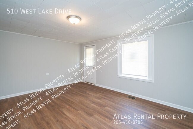 Building Photo - 510 W Lake Dr
