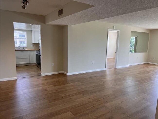 Building Photo - 1120 N Shore Dr NE