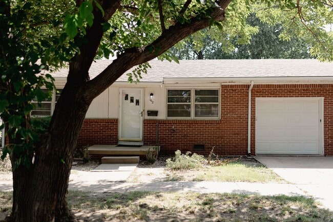 Primary Photo - 102 S Mt Carmel St