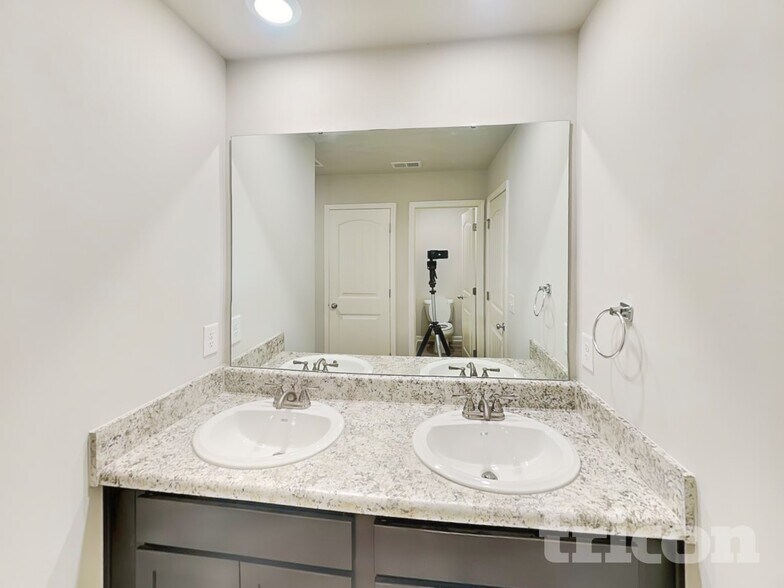 Building Photo - 930 Equine Dr