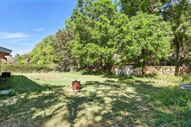 Building Photo - 1617 Acacia Rd