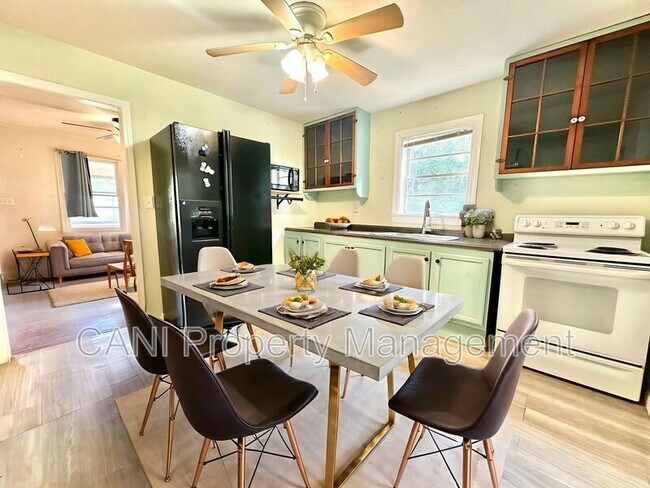 Building Photo - 916 W Wisconsin Ave