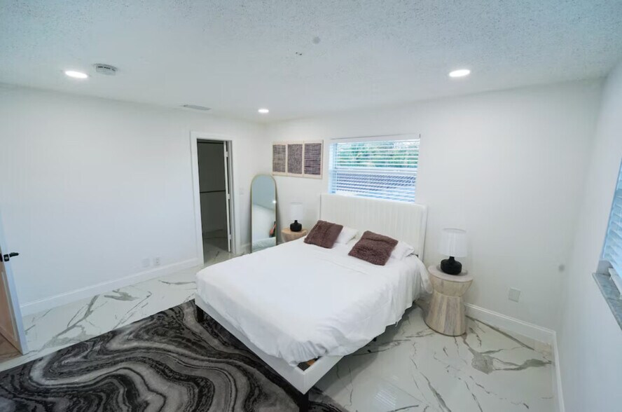 Building Photo - 651 NW 42nd Ave