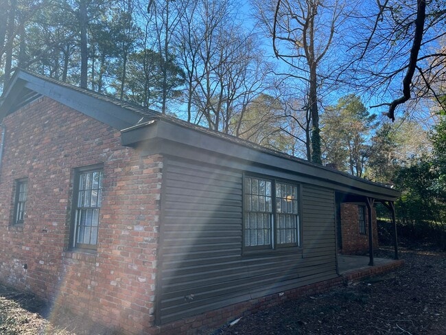 Building Photo - **AVAILABLE NOW**3 bedroom / 2 bathroom Ho...