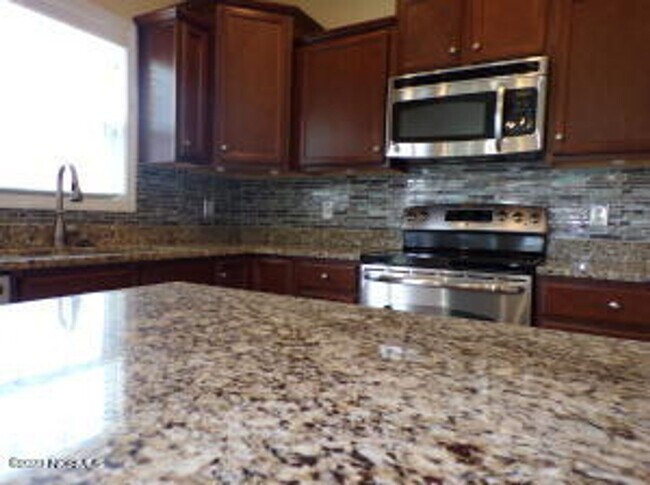 Building Photo - 4 Bedroom 2.5 Bathroom home located in Carolina Subdivision