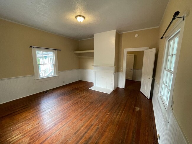 Building Photo - ** FALL PRELEASING*** | Charming Boulevard House with Fresh Updates