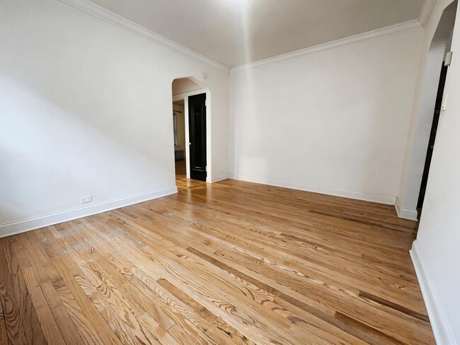 Building Photo - Spacious 2bed/1bath With Vintage Touches and Updated Kitchen