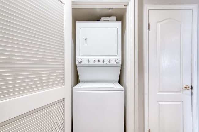 Building Photo - 20 Willow Rd