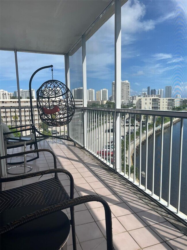 Building Photo - 2910 Point E Dr