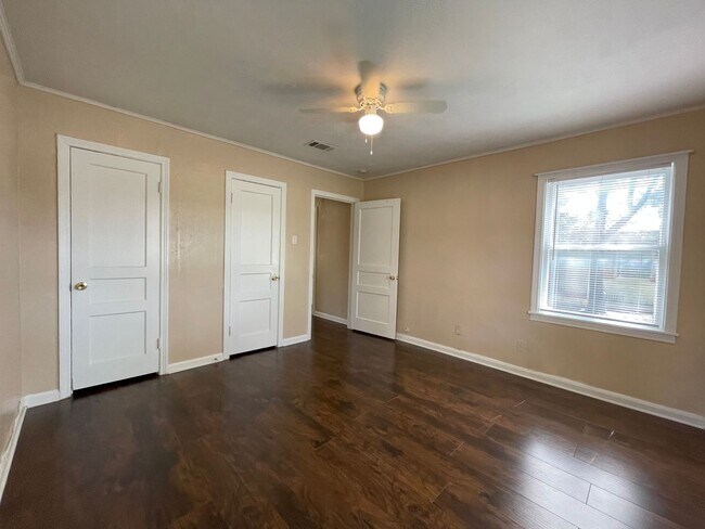 Building Photo - COMING SOON 2 BEDROOM 1 BATH HOME IN TCU AREA
