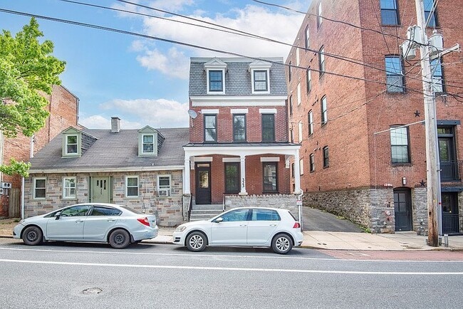 Building Photo - 323 N Mulberry St