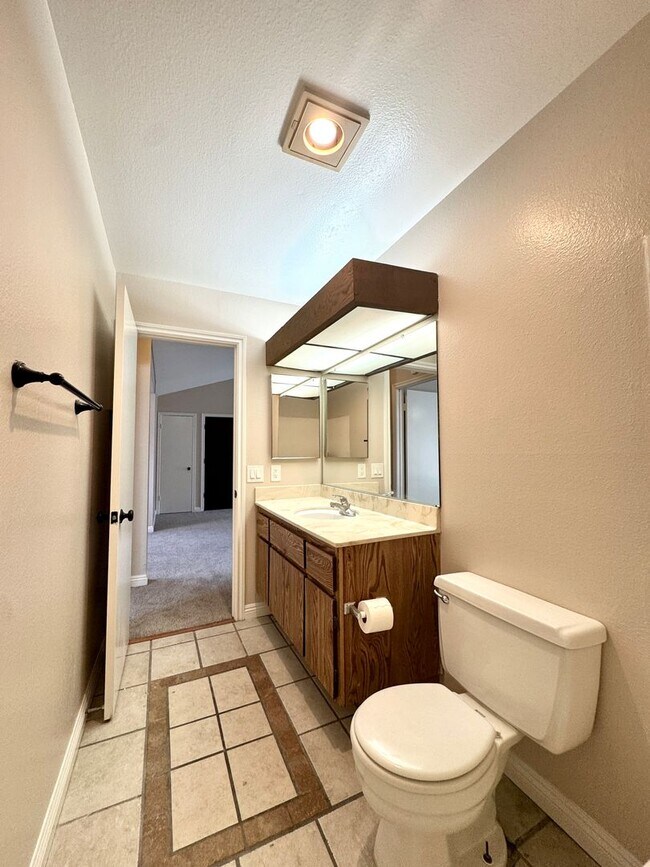 Building Photo - Charming 2 Bed/2 Bath Upstairs Condo in Qu...