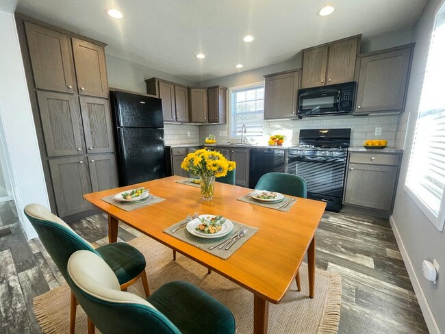 Building Photo - 38033 Ducharme Dr