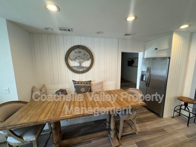 Building Photo - 289 Vista Royale Cir W