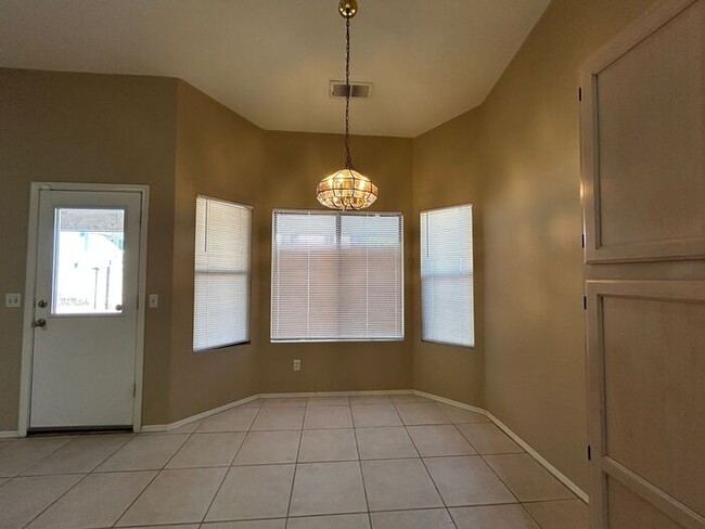 Building Photo - 5004 E Dartmouth St