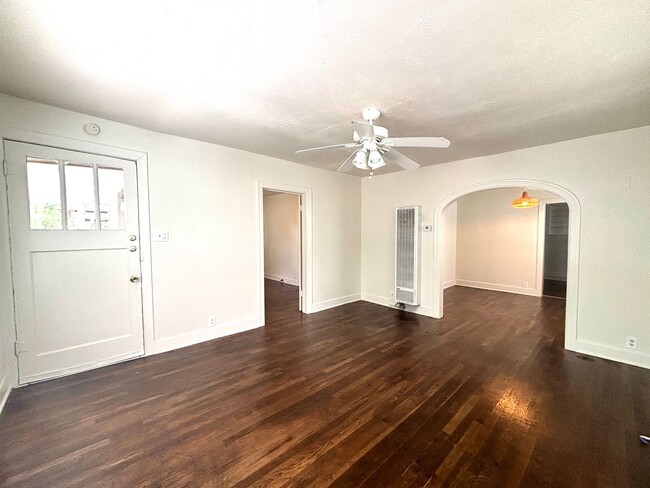 Building Photo - 4 Bedroom in Hyde Park!  Prelease for Augu...