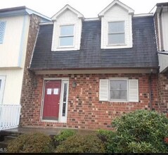 Building Photo - Two bedroom 1.5 bath townhouse in Burlington