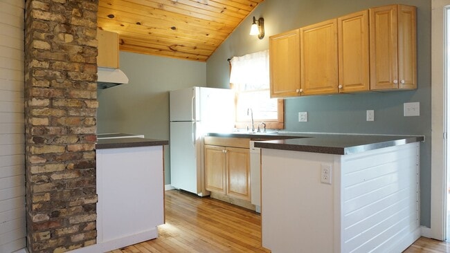 Building Photo - Cozy Cottage with garage and fenced yard