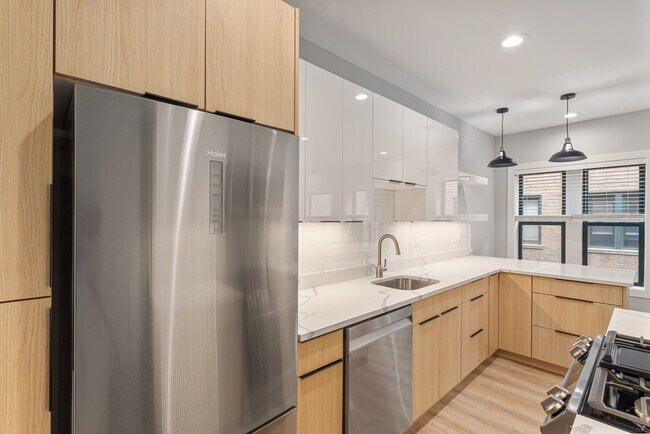 Building Photo - 7736 N Eastlake Terrace