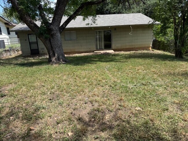 Building Photo - 2307 Lake Louise Dr