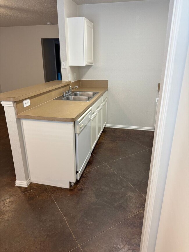 Building Photo - 523 Oakwood Ln