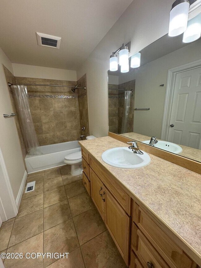 Building Photo - Stunning home in Goldenview