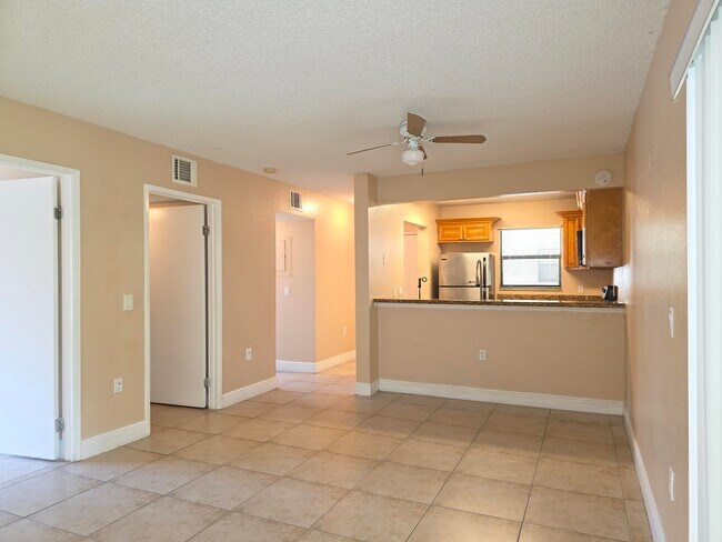 Building Photo - 1542 Lake Crystal Dr