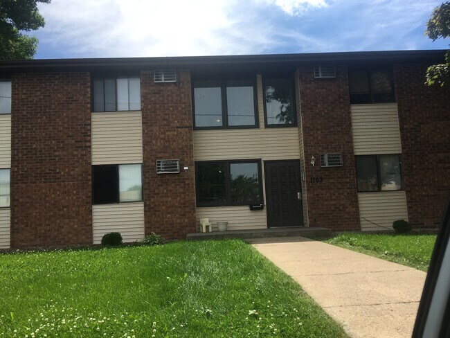 Primary Photo - 904 E Airport Rd