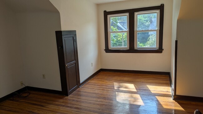 Building Photo - 2438 Woodmere Dr