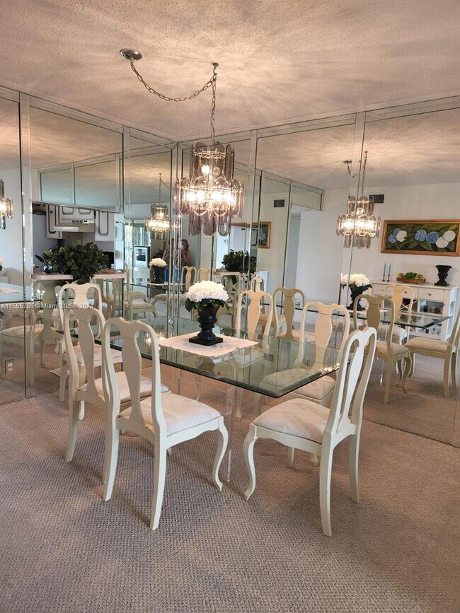 Building Photo - 3571 Inverrary Dr