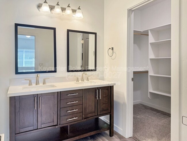 Building Photo - 2115 W Bella Ln