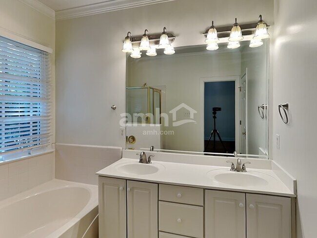 Building Photo - 8005 Red Oaks Trl