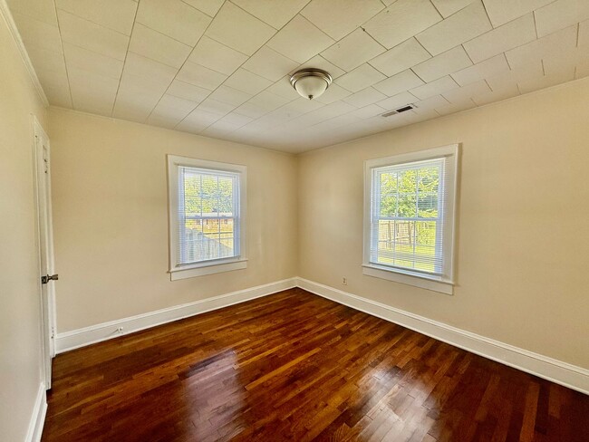 Building Photo - Three bedroom, 1 bath house in Graham