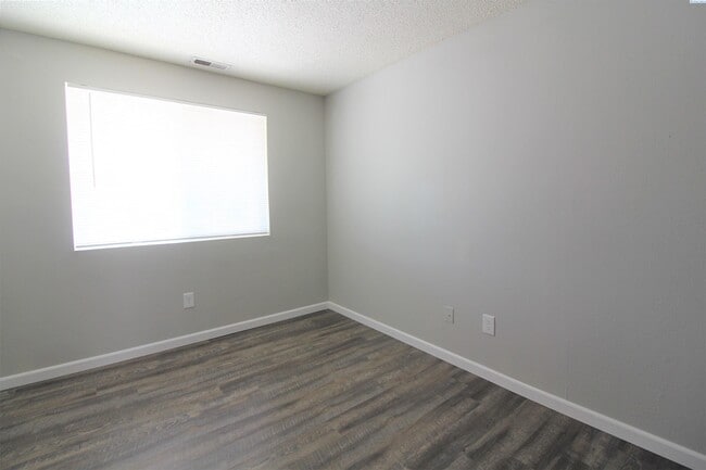 Building Photo - 2 Bed/1 Bath Central Kennewick Apartment