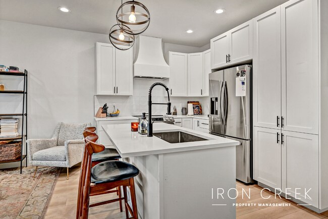 Building Photo - Contemporary Townhome Minutes from Downtown