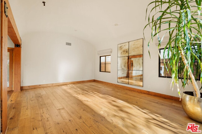 Building Photo - 826 N Kilkea Dr