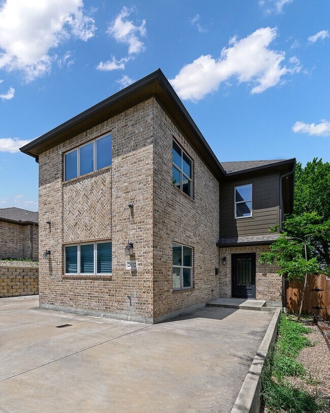 Building Photo - 2832 Forest Park Blvd