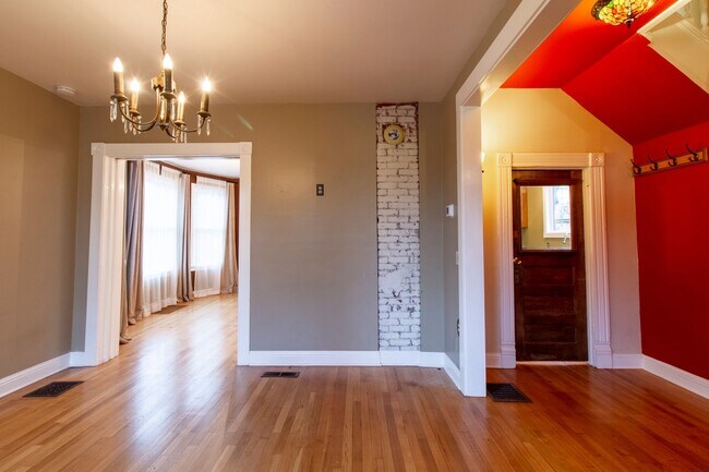 Building Photo - Gorgeous 3 Bedroom House with Bonus Room, ...