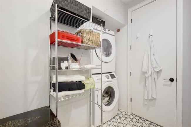 Building Photo - 2709 E 5th St.