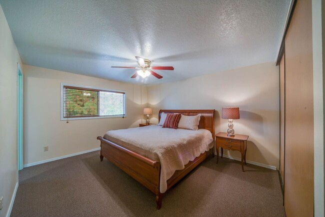 Building Photo - Large colonial home in NE Hillsboro