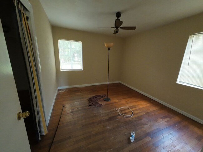 Building Photo - 3/2 Spacious Backyard