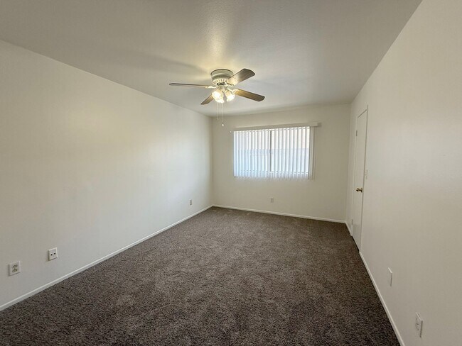 Building Photo - 2.5 Bed + 1.5 Bath + 2 Car Garage + Centra...