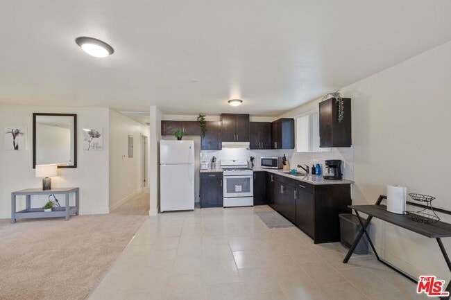 Building Photo - 865 E 49th St