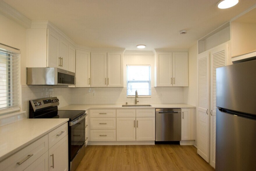 Building Photo - 1805 E Lake Dr