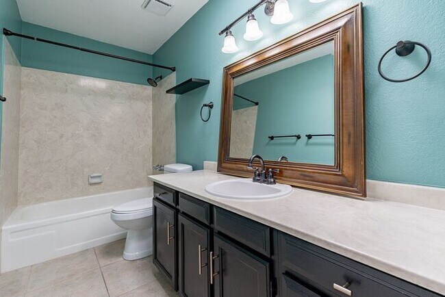 Building Photo - Charming Eastside Townhouse