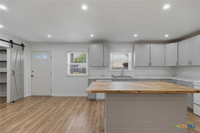 Building Photo - 1307 Summit Dr