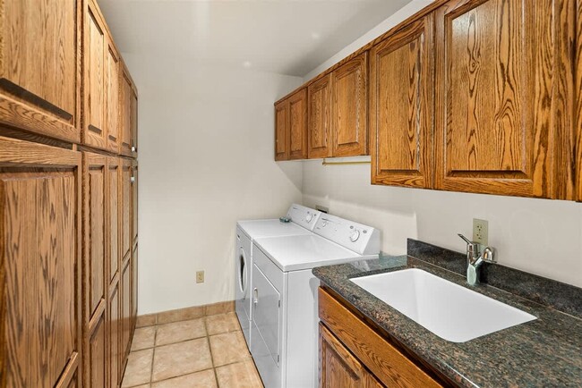 Building Photo - 123 Devils Kitchen Dr